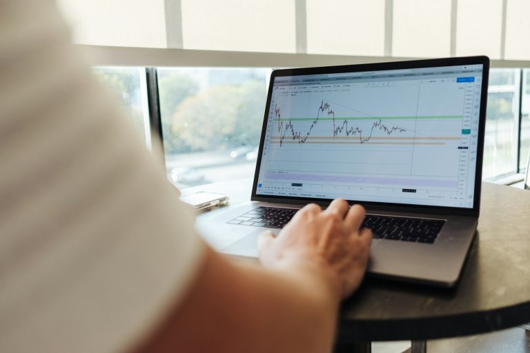 Devenir Trader Indépendant : Le Plan Complet pour Réussir en 2025 (Même Sans Expérience !)