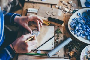 Artisan : Comment Vendre Vos Créations en 2025 et Éviter les Pièges Fatals ?