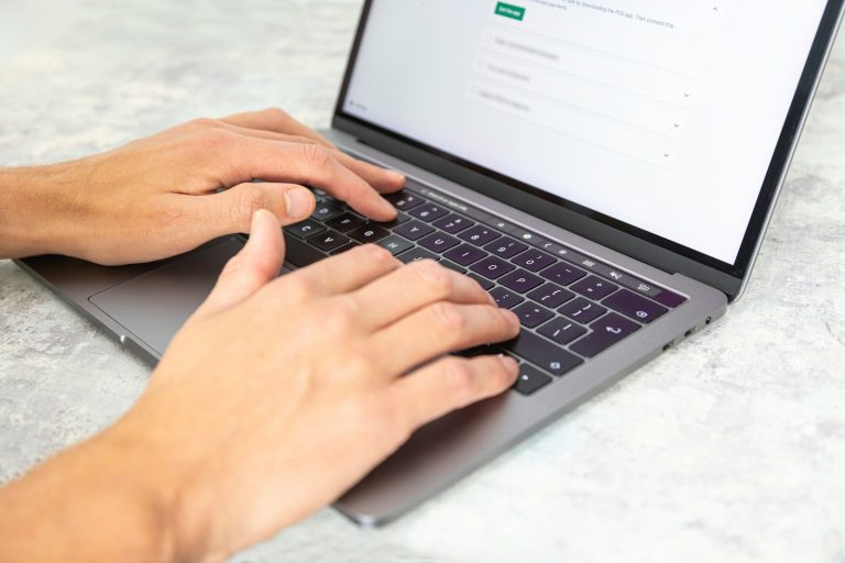 Devenir Copywriter Freelance en 2025 : Le Plan Complet pour Transformer Vos Mots en Or !
